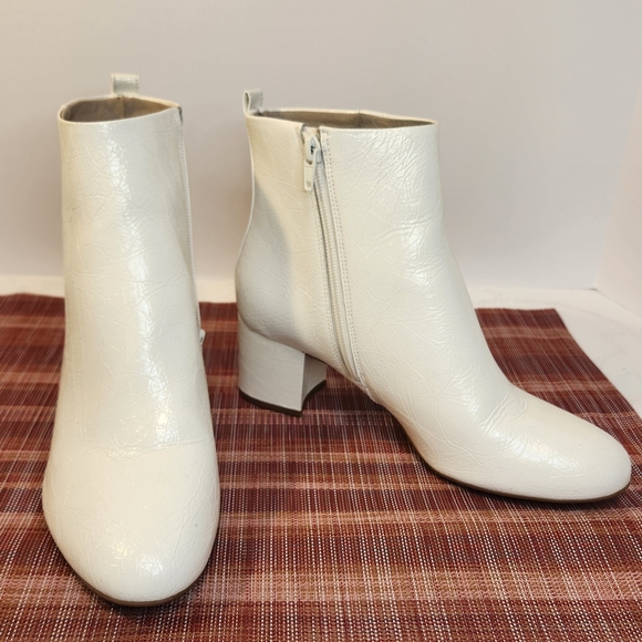Gianni Bini Jaydennn White Ankle Embossed Leather Heeled Ankle Booties Size 7.5 - Picture 1 of 8